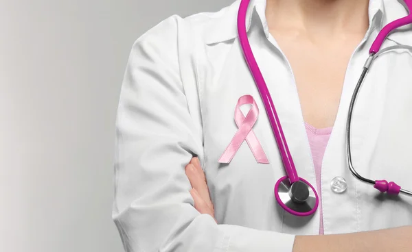 Female doctor with pink ribbon. — Stock Photo, Image