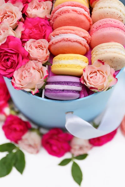 Tasty macaroons and box — Stock Photo, Image