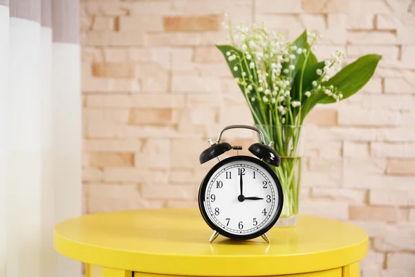 Alarm clock with lily bouquet — Stock Photo, Image