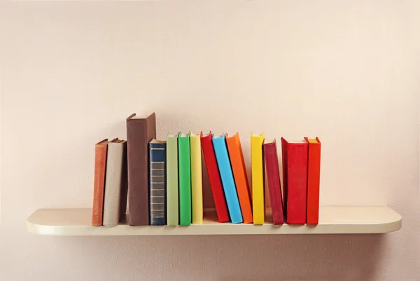 Libros en estante de madera —  Fotos de Stock