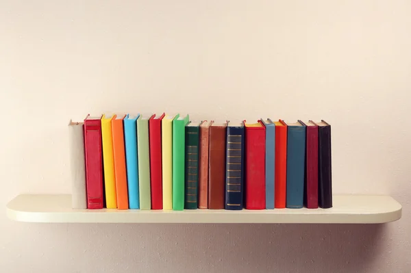 Knihy na dřevěné polici — Stock fotografie