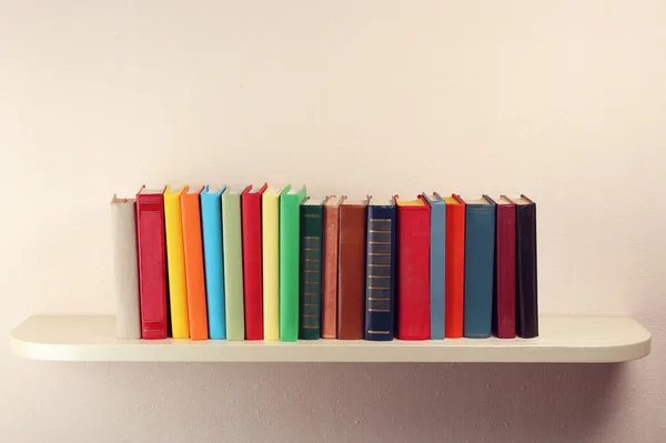 Boeken op houten plank — Stockfoto