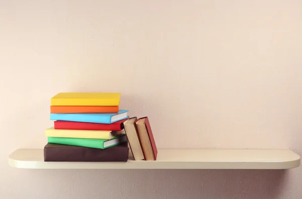 Bücher im Holzregal — Stockfoto