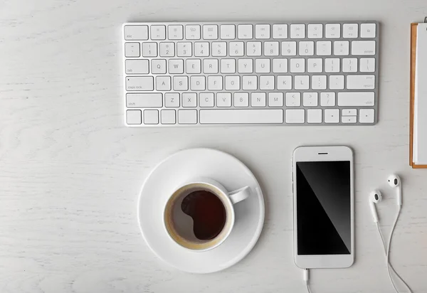 Teclado, teléfono, portátil y taza de café — Foto de Stock