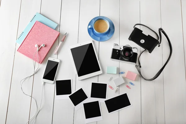 Tablet, telefone, fotos e xícara de café — Fotografia de Stock