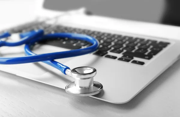 Stetoscopio medico sul computer portatile — Foto Stock