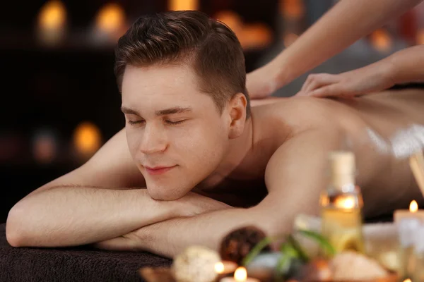 Uomo avendo massaggio — Foto Stock