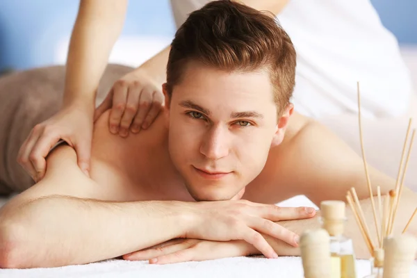 Homem fazendo massagem — Fotografia de Stock