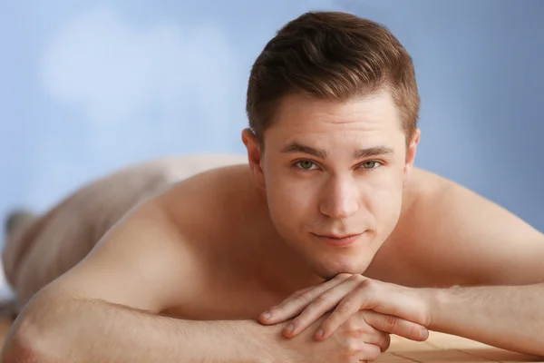 Man relaxing in spa salon — Stock Photo, Image