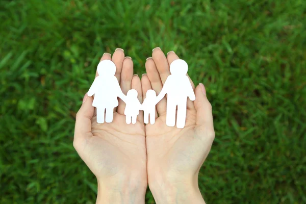 Mãos segurando forma de família — Fotografia de Stock