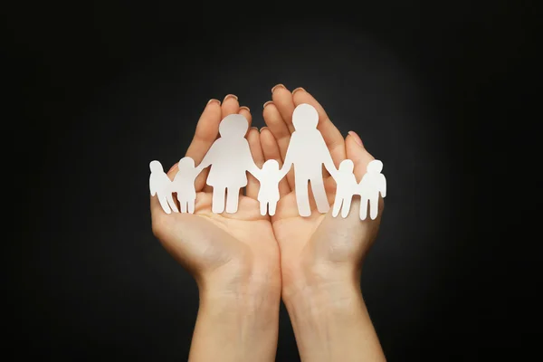 Ruce držící rodina tvar — Stock fotografie