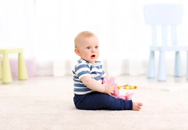 Bebê adorável com urso rosa — Fotografia de Stock