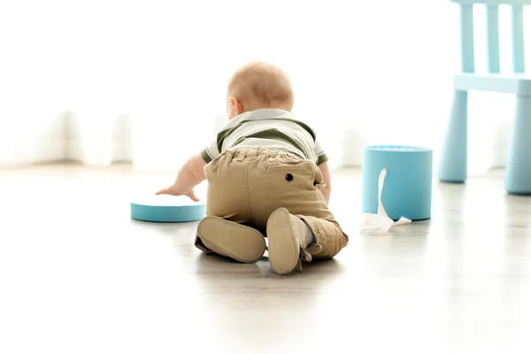 Strisciando bambino su un pavimento di legno — Foto Stock