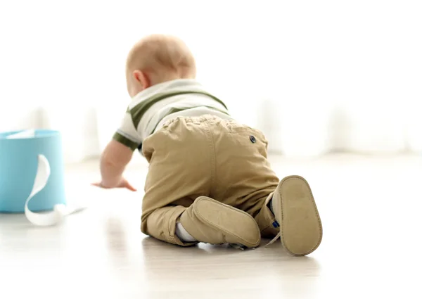 Kruipende baby op een houten vloer — Stockfoto