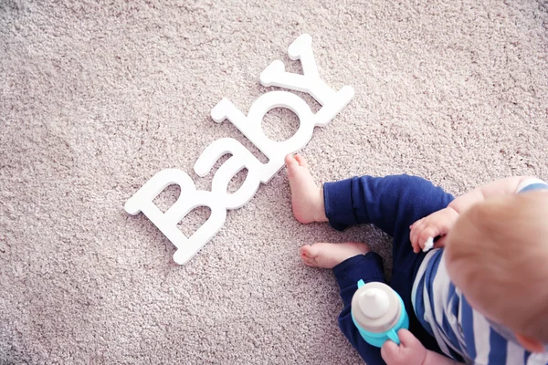 Adorable bebé sentado — Foto de Stock