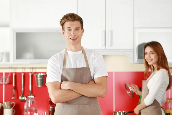 Casal em aventais cozinhar — Fotografia de Stock