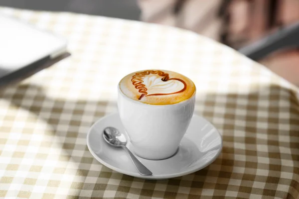 Filiżanka kawy o kształcie serca — Zdjęcie stockowe