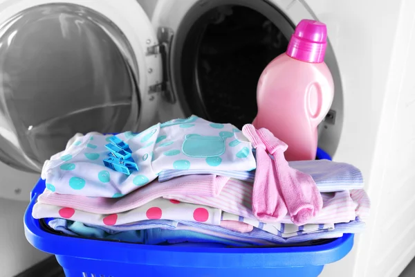 Babykleding en wasmachine — Stockfoto