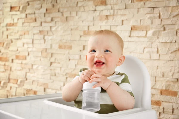宝宝喝水 — 图库照片