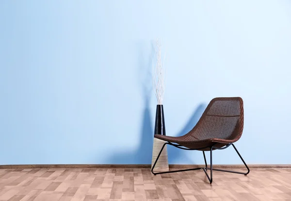 Prázdná místnost s Proutěné židle — Stock fotografie