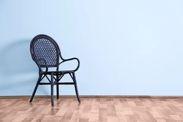 Leeres Zimmer mit Stuhl — Stockfoto