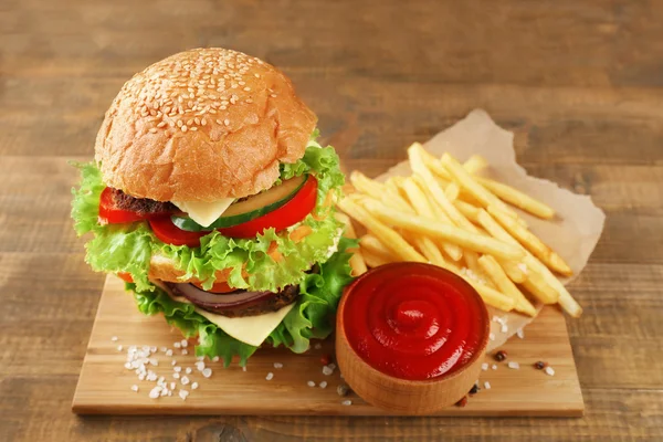 Dubbele hamburger met frietjes — Stockfoto