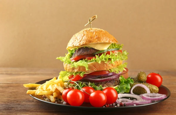 Hamburger z frytkami na stole — Zdjęcie stockowe