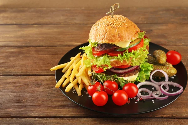 Hamburger met frietjes op tafel — Stockfoto