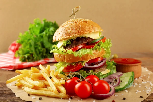 Hamburger met frietjes op tafel — Stockfoto