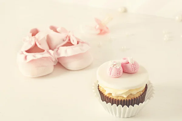 Botas con sabroso cupcake — Foto de Stock