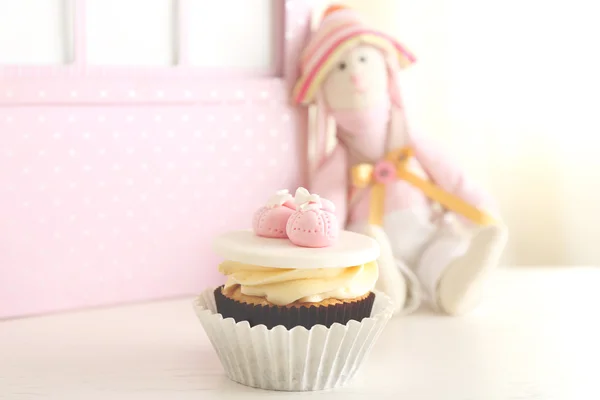 Brinquedo e cupcake saboroso — Fotografia de Stock