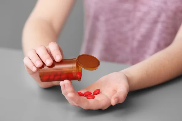 Mujer tomando vitaminas — Foto de Stock