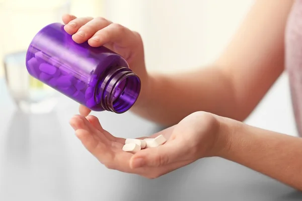 Woman taking vitamins — Stock Photo, Image