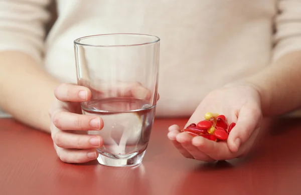 Woman taking vitamins — Stock Photo, Image