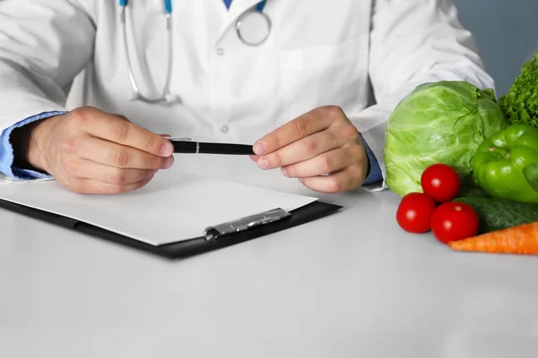 Lekarz liczenia kalorii — Zdjęcie stockowe