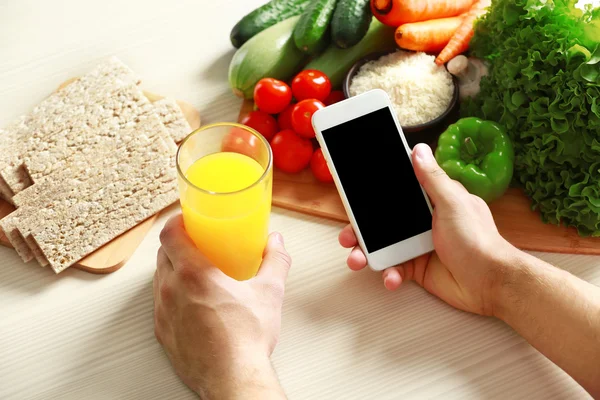 Homem contando calorias na mesa — Fotografia de Stock