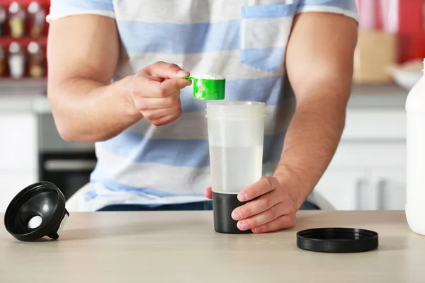 Hombre haciendo cóctel saludable — Foto de Stock