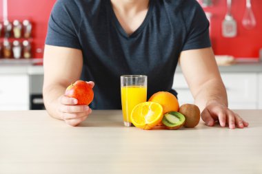 Adam masada kalori sayma