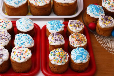 Paskalya kek tepsi üzerinde