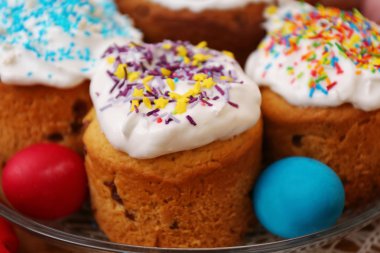 Paskalya yumurtaları ve pastalar