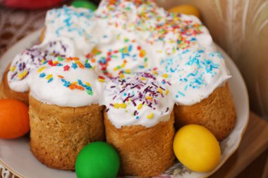 Paskalya yumurtaları ve pastalar