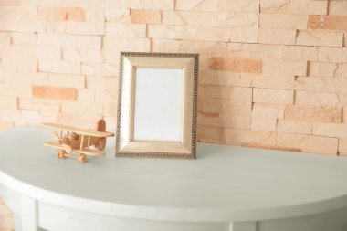 Fotoğraf çerçevesi ve küçük ahşap uçak 