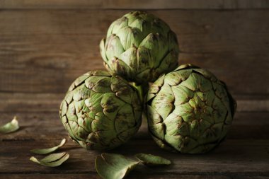 Enginar ahşap arka plan üzerinde