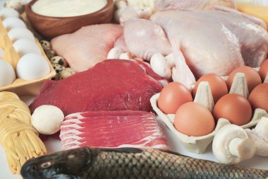 Proteinler ve yağlar içeren ürünler