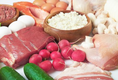 Proteinler ve yağlar içeren ürünler