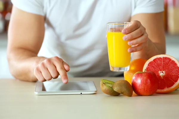 Mann zählt Kalorien auf Tablet — Stockfoto