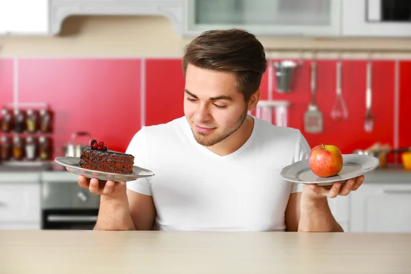 Adam sağlıklı ve sağlıksız gıda ile — Stok fotoğraf