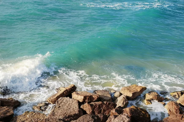 Praia do mar com grandes rochas — Fotografia de Stock