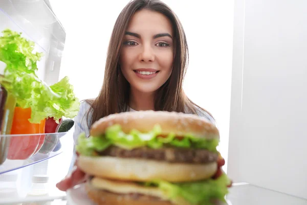 Vrouw op zoek naar koelkast — Stockfoto