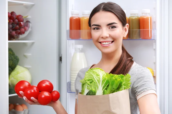 Junge Frau mit Einkaufskasten — Stockfoto